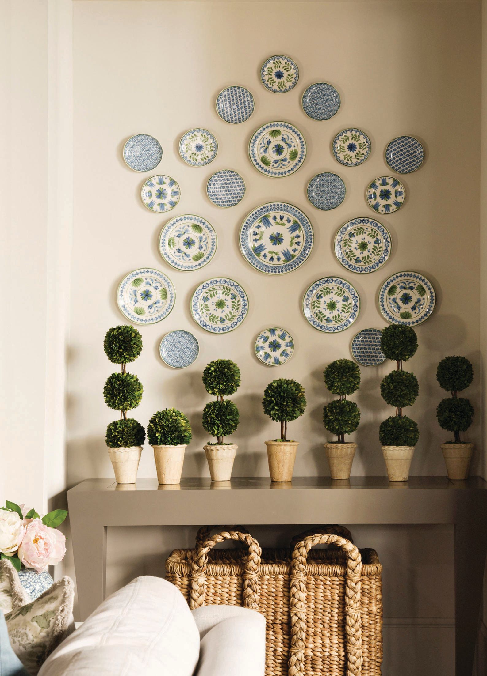 The living room features a collection of china plates hung as a gallery wall. PHOTOGRAPHED BY JACK THOMPSON