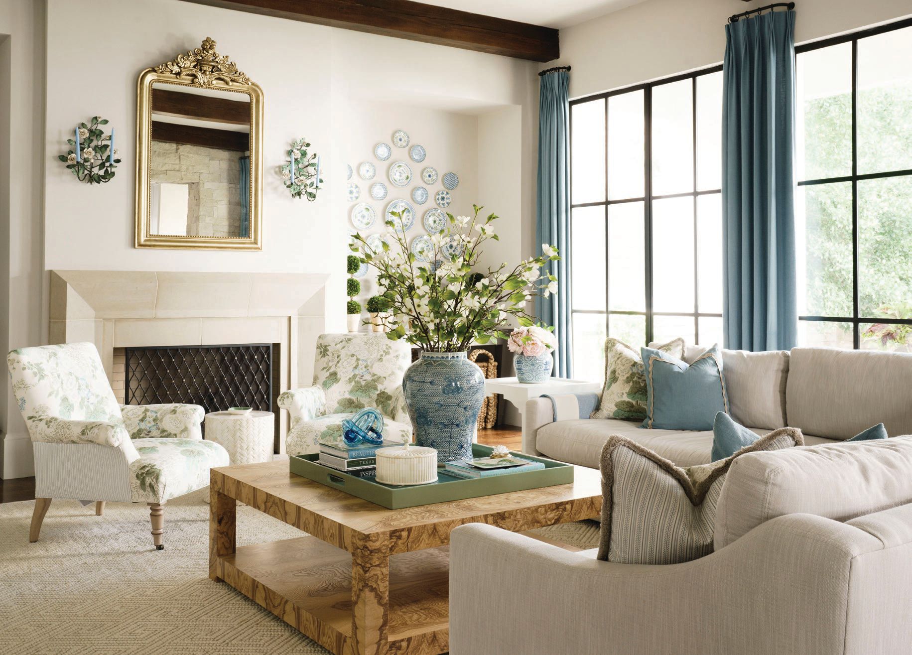 The living room provides the perfect spot for a chic respite. PHOTOGRAPHED BY JACK THOMPSON